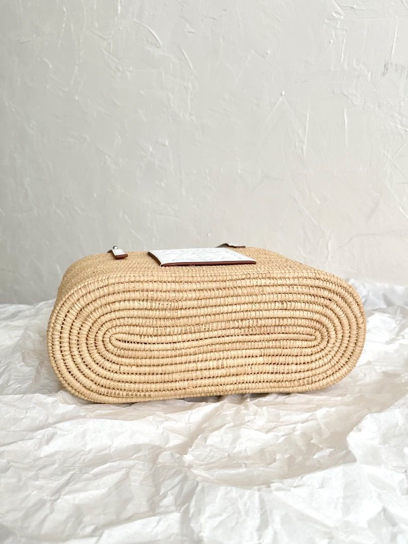 Loewe Square Raffia Basket Bag (Preorder) (Category: Luxury Bags & Wallets) located in Manila. Submitted by designerarchives.ph (Listing ID 1300609146, Image 2). Description: Complete - box, dustbag, paperbag Cheaper compared to others because of tax refund from Europe! Eta: 15 days 50% dp required Buyer will shoulder local sf Shipping: NCR - Grab/Lalamove Provincial - LBC.