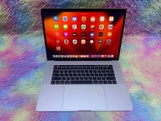 MacBook Pro 2017 15-inches Core i7 16gb Ram 256gb Storage