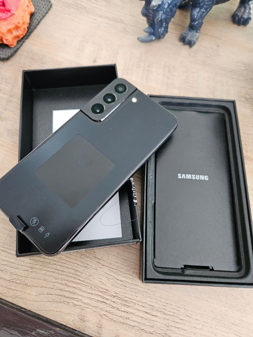 Samsung S22 almost new (Category: Samsung) located in Manila. Submitted by johncave (Listing ID 1300435645, Image 2). Description: For sale Samsung S22 5G 8gb / 128 3700 mah battery 50 mp camera Good as BRAND new 2 day used only Bought online last December and kept it Ako mismo nag open nang box (testing only) Seller owner with Samsung warranty rfs also bought another phone no rush.