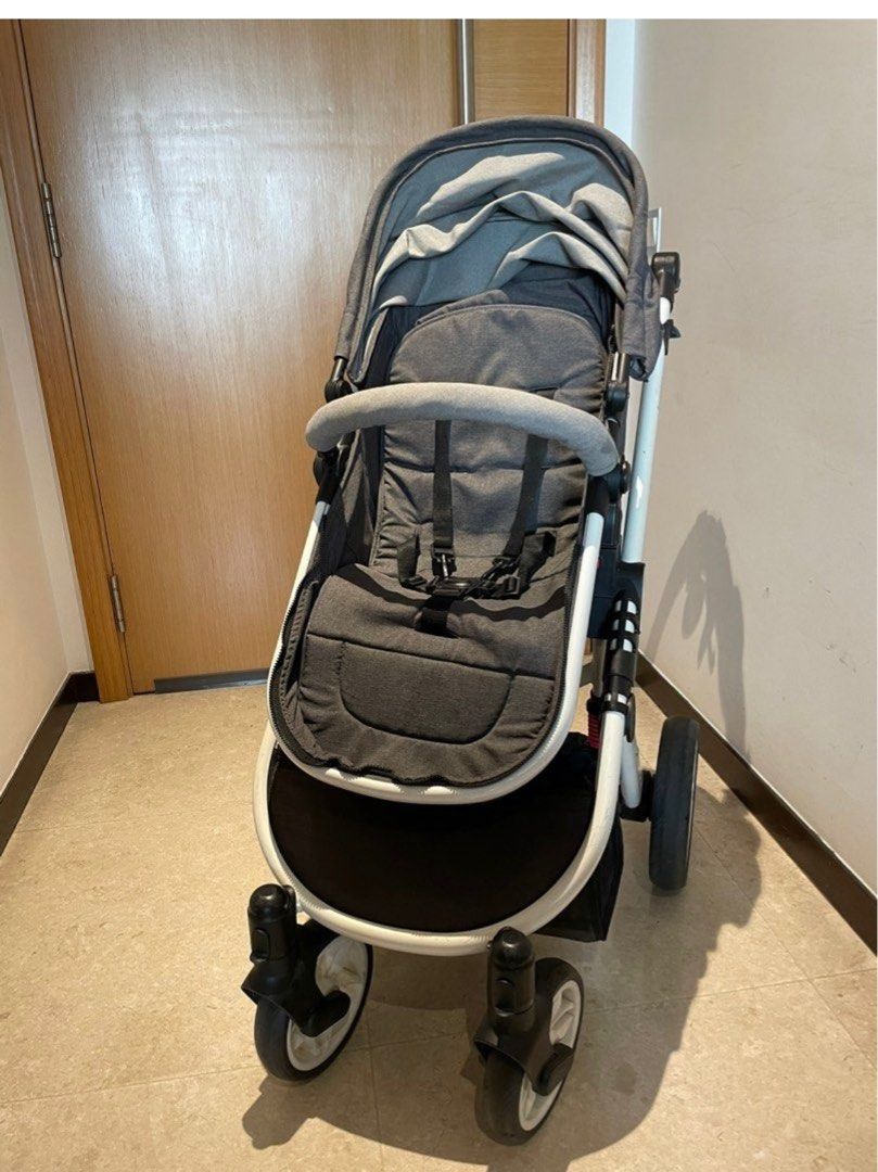 Stroller with car by seat from French brand looping