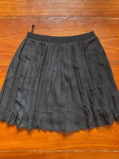 UNIQLO pleated skirt