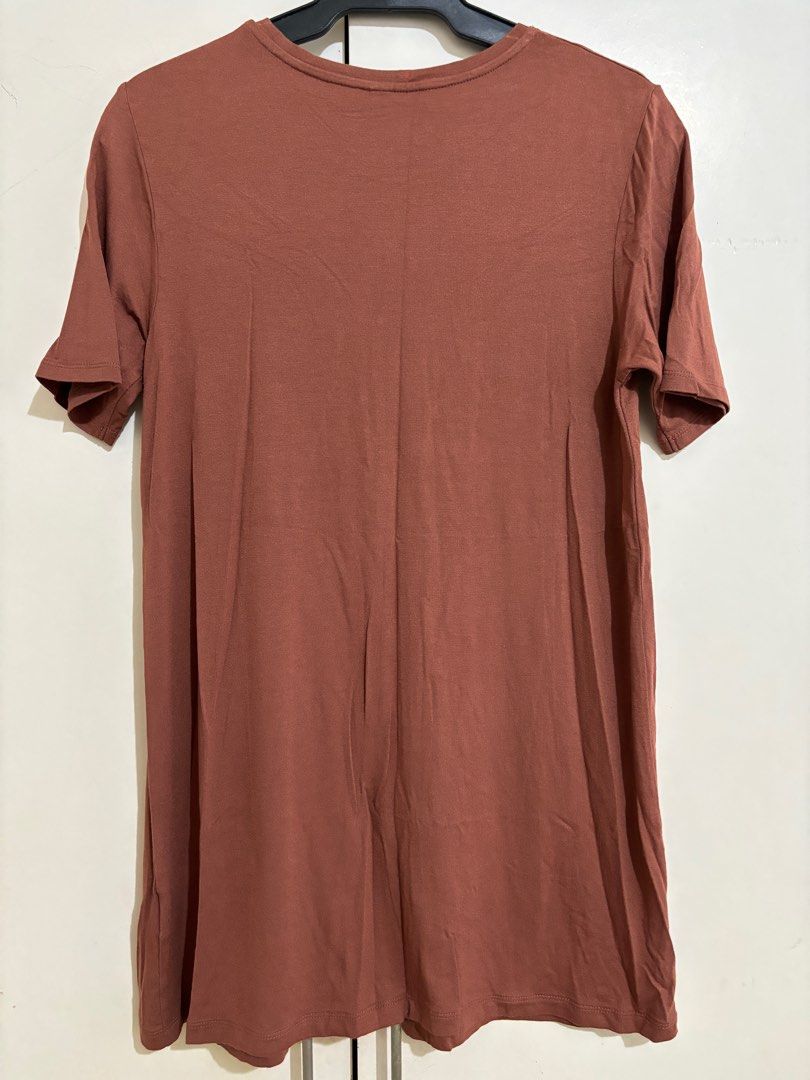 Uniqlo top (Category: Shirts) located in Rizal. Submitted by docdeclutter (Listing ID 1300584706, Image 3). Description: .