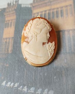 Vintage genuine hand carved shell cameo pendant/brooch in silver setting.