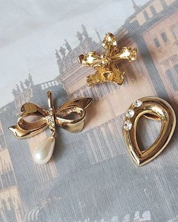 Vintage gold tone brooches/pendants
