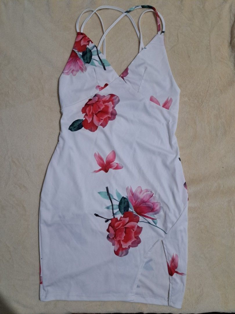 White floral dress (Category: Dresses) located in Polangui. Submitted by itsme_ceejay (Listing ID 1295713975, Image 2). Description: White, floral sexy dress super new, no issues Never been worn, only for this fit RFS: decluttering.