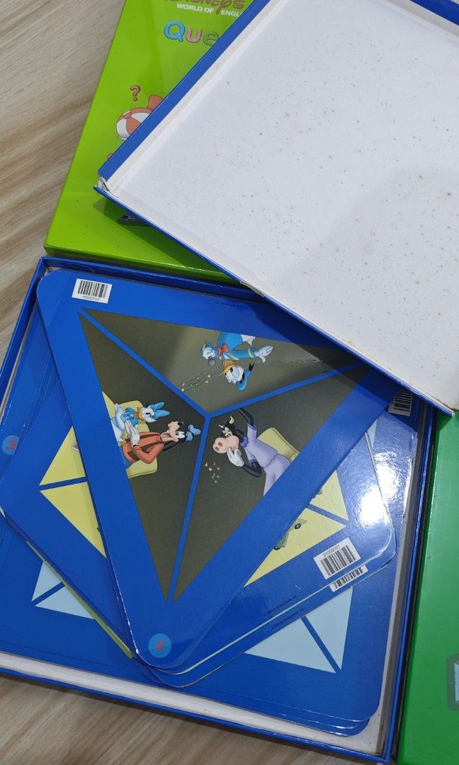 Disney world of english Q & A cards, 興趣及遊戲, 書本& 文具, 兒童  
