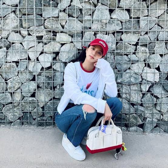 Emis Cap (Category: Caps & Hats) located in Manila. Submitted by nix1203 (Listing ID 1300720386, Image 3). Description: Emis Cap from Korea Brandnew As worn by Jisoo.