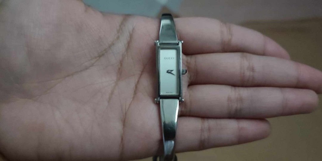 Gucci bangle watch silver deals
