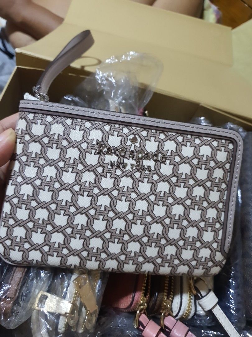Kate Spade corner zip wallet (Category: Wallets & Card holders) located in Cainta. Submitted by condoandstuff (Listing ID 1300739292, Image 3). Description: original bought in US brand new.