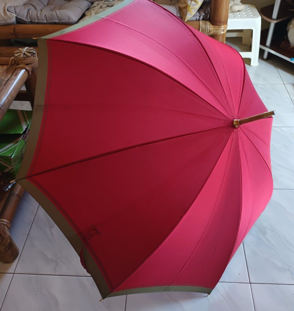 Nina Ricci Long Umbrella (Category: Umbrellas) located in Polangui. Submitted by cornerbags_shoes (Listing ID 1300727252, Image 2). Description: This is from Japan surplus. with flaws Ang wood handle a bit of faded hardware missing Po Yung lock nung pantali pero natatali pa naman no casing.
