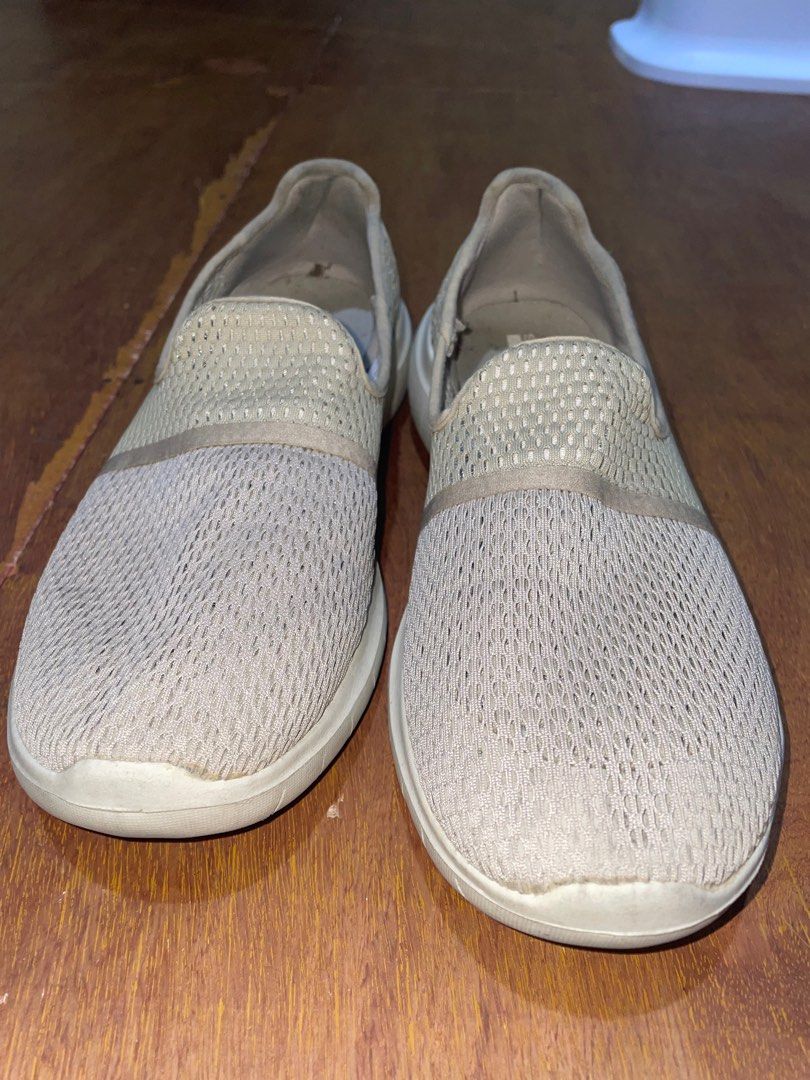Original sketchers (Category: Sneakers) located in Cavite. Submitted by devz1990 (Listing ID 1300705159, Image 2). Description: Original from qatar For women size 40 to 41.