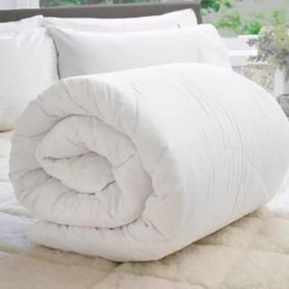 THICK WHITE COMFORTER HOTEL QUALITY