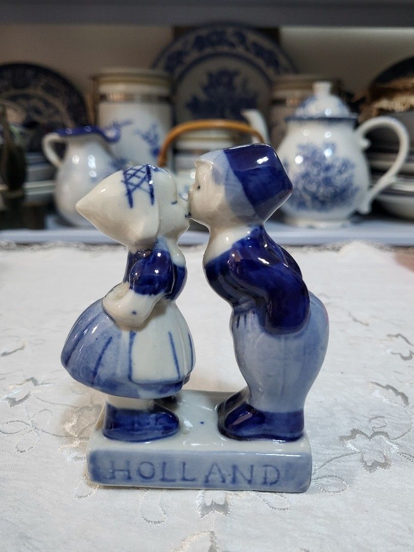 Vintage Delft Blue Holland Dutch Boy & Girl Kissing 4" Figurine Hand ...