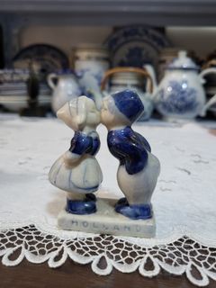 Vintage Delft Blue Holland Dutch Boy & Girl Kissing 3" Figurine Hand Painted