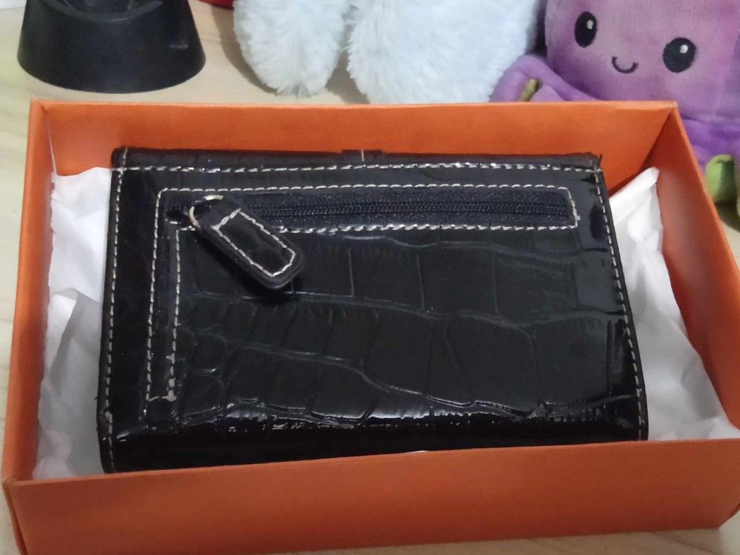 🥰 Medium Bi-fold Wallet 🖤 (Category: Luxury Bags & Wallets) located in Pasay City. Submitted by mjdiaz.43 (Listing ID 1296532092, Image 2). Description: 💯 Authentic ✔️ fresh from balikbayan box no inclusion with box only medium croc patent leather 2 bills compartment zipper and open slot 13 cards slot smooth and no hairlines on metal plate 1,450 last price !!! dm for sure interested buyer's thank you 🥰.