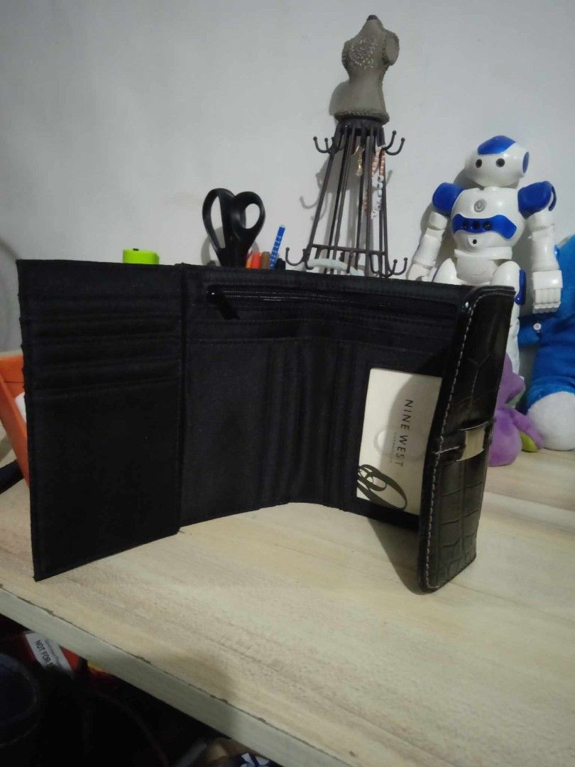 🥰 Medium Bi-fold Wallet 🖤 (Category: Luxury Bags & Wallets) located in Pasay City. Submitted by mjdiaz.43 (Listing ID 1296532092, Image 3). Description: 💯 Authentic ✔️ fresh from balikbayan box no inclusion with box only medium croc patent leather 2 bills compartment zipper and open slot 13 cards slot smooth and no hairlines on metal plate 1,450 last price !!! dm for sure interested buyer's thank you 🥰.