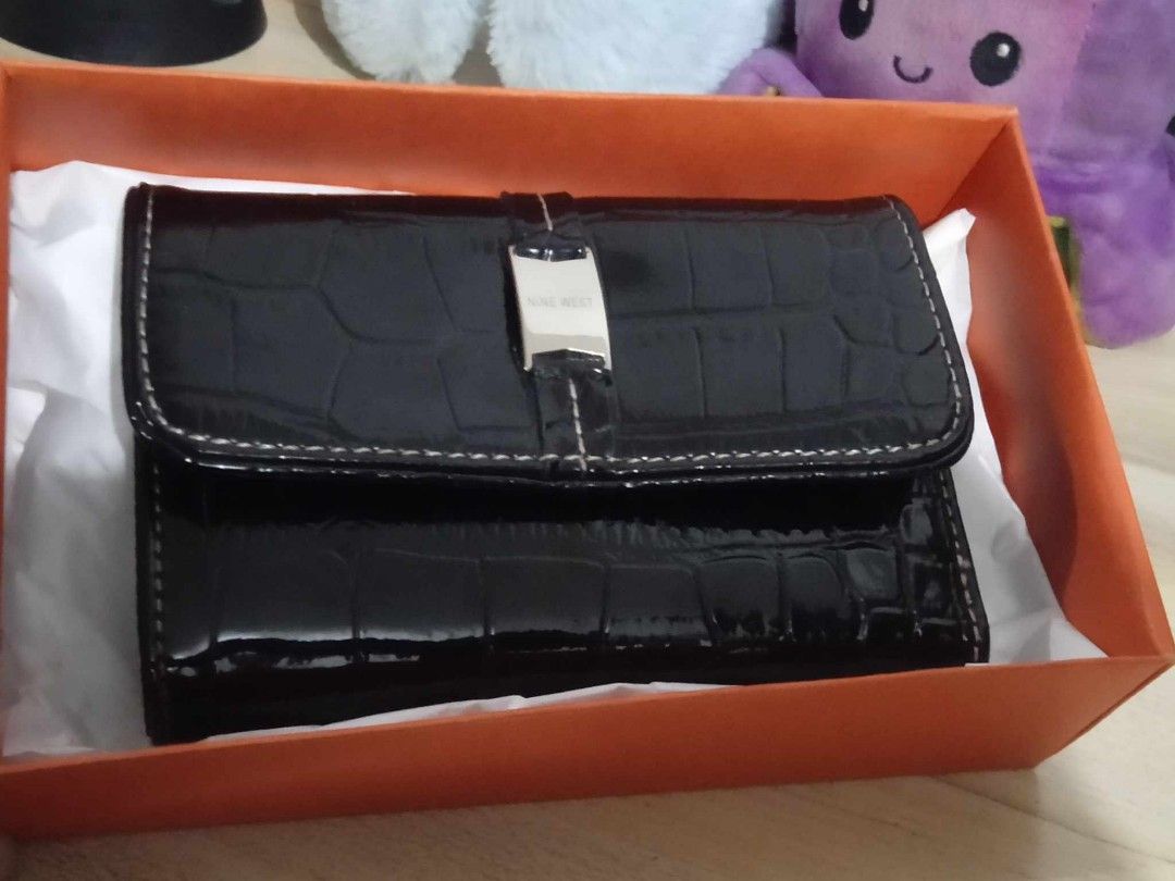 🥰 Medium Bi-fold Wallet 🖤 (Category: Luxury Bags & Wallets) located in Pasay City. Submitted by mjdiaz.43 (Listing ID 1296532092, Image 1). Description: 💯 Authentic ✔️ fresh from balikbayan box no inclusion with box only medium croc patent leather 2 bills compartment zipper and open slot 13 cards slot smooth and no hairlines on metal plate 1,450 last price !!! dm for sure interested buyer's thank you 🥰.
