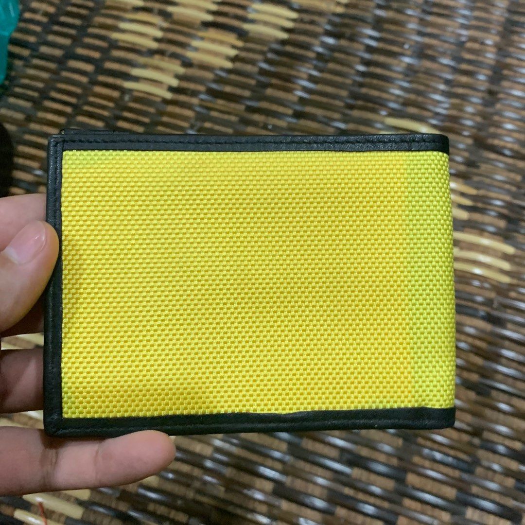 Authentic Nike Golf Bifold Mens Wallet Leather 30 Yellow Black Metal Logo