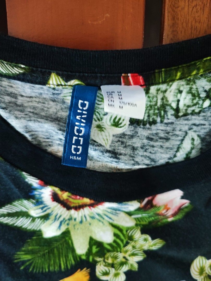 h&m floral shirt (Category: Tshirts & Polo Shirts ) located in Iloilo. Submitted by fj2015 (Listing ID 1296522386, Image 3). Description: h&m floral shirt size: M (L: 27 W: 21) very good condition color rate: 9.5/10 rfs: cant fit anymore / decluttering.