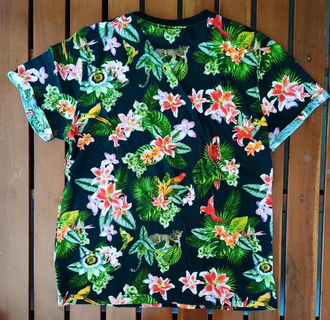 h&m floral shirt (Category: Tshirts & Polo Shirts ) located in Iloilo. Submitted by fj2015 (Listing ID 1296522386, Image 2). Description: h&m floral shirt size: M (L: 27 W: 21) very good condition color rate: 9.5/10 rfs: cant fit anymore / decluttering.