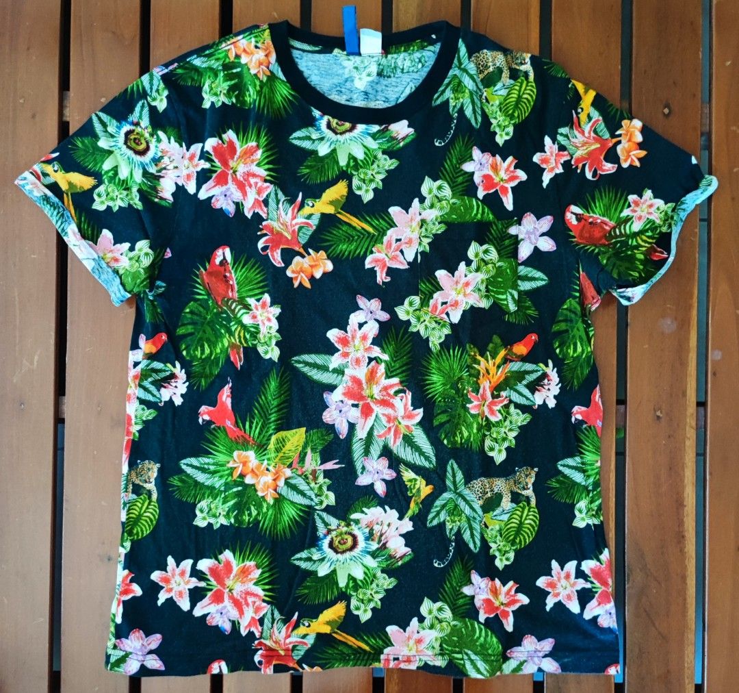 h&m floral shirt (Category: Tshirts & Polo Shirts ) located in Iloilo. Submitted by fj2015 (Listing ID 1296522386, Image 1). Description: h&m floral shirt size: M (L: 27 W: 21) very good condition color rate: 9.5/10 rfs: cant fit anymore / decluttering.
