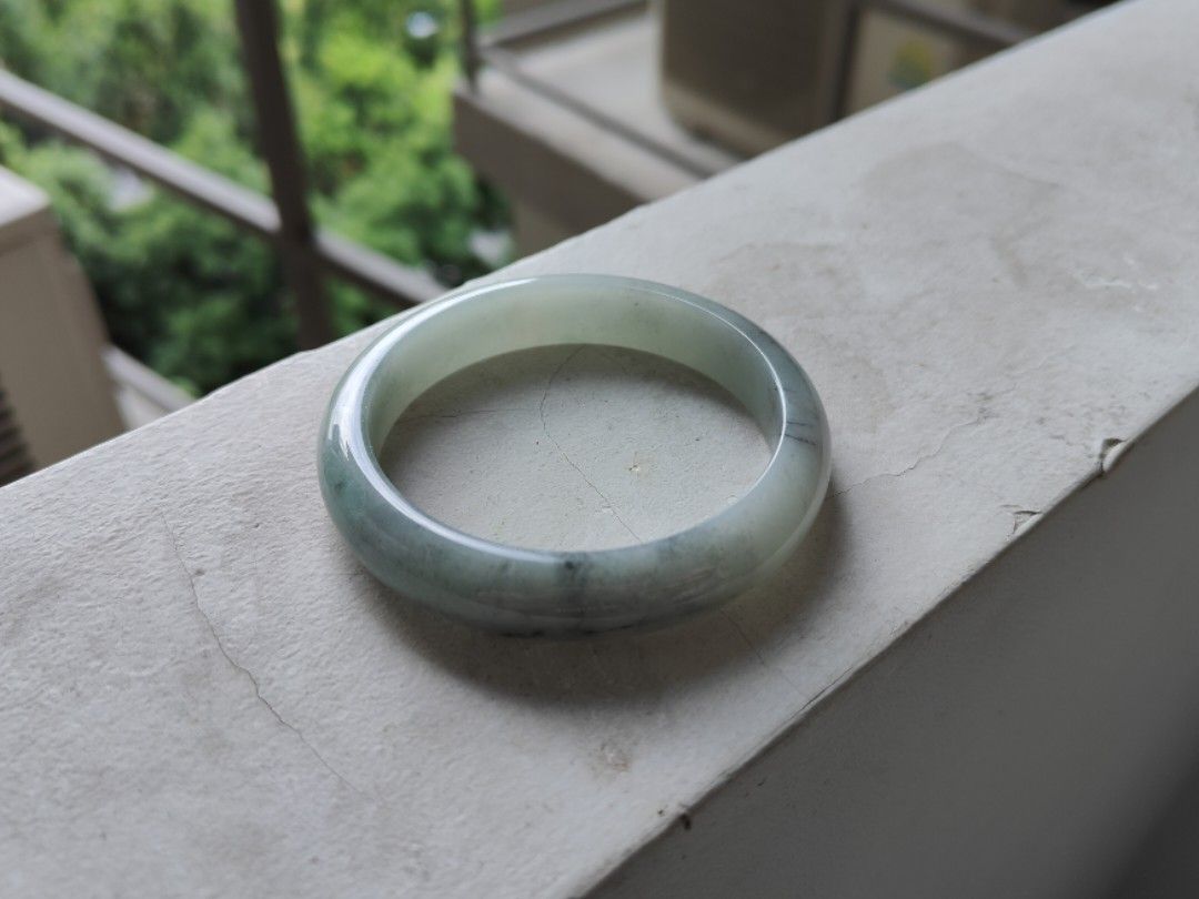 Jade bangle (Category: Precious Stones) located in Singapore. Submitted by mllms (Listing ID 1296413638, Image 4). Description: Grade A jadeite comes with cert 57-12-7.5 底子细腻，没有颗粒感。一点绿底色带乌鸡。乌鸡色线。特色镯 性价比高.
