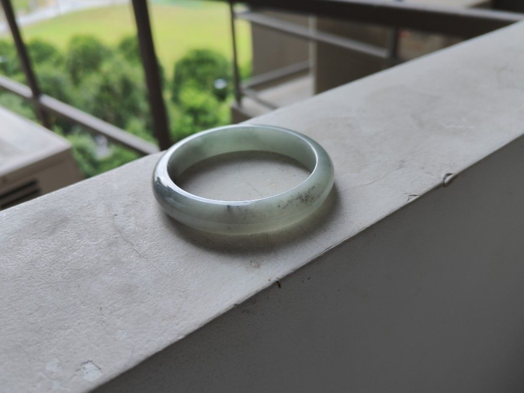 Jade bangle (Category: Precious Stones) located in Singapore. Submitted by mllms (Listing ID 1296413638, Image 3). Description: Grade A jadeite comes with cert 57-12-7.5 底子细腻，没有颗粒感。一点绿底色带乌鸡。乌鸡色线。特色镯 性价比高.