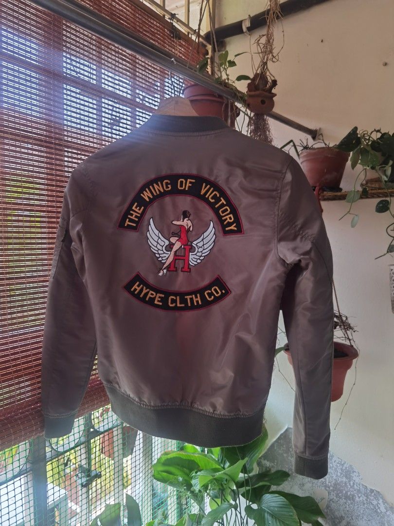 Jacket (Category: Coats, Jackets and Outerwear) located in Seri Kembangan. Submitted by sarahan90 (Listing ID 1296503828, Image 3). Description: Colour is army green. still in very good condition.