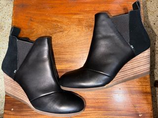 Like new Toms Black Leather Boots