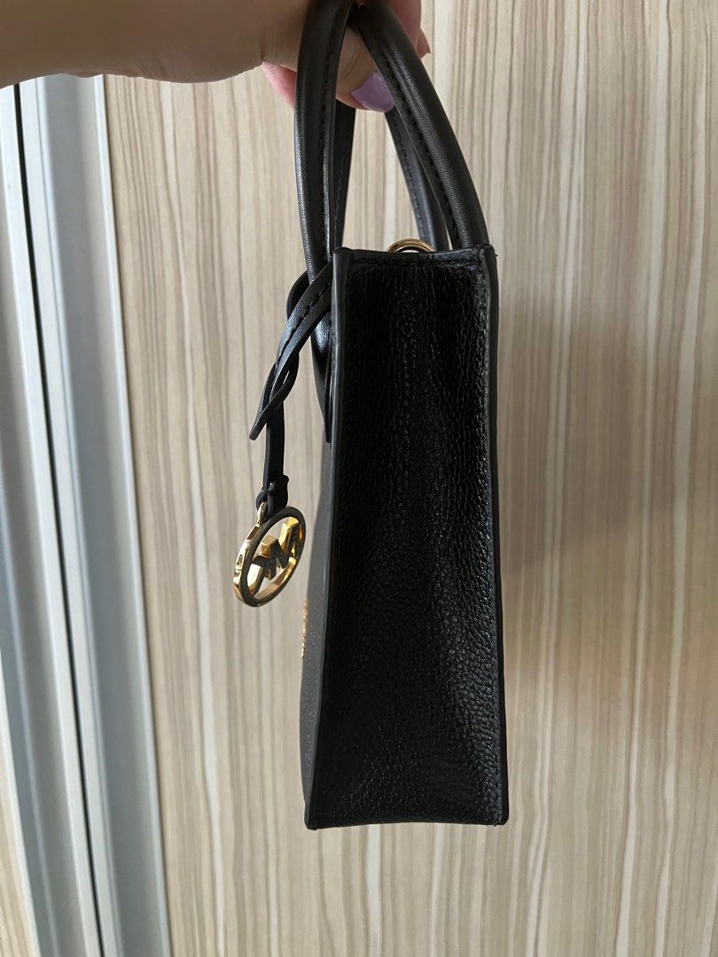 MK mini mercer (Category: Luxury Bags & Wallets) located in Pasig City. Submitted by abbyrds (Listing ID 1296495357, Image 2). Description: Michael Kors mini Mercer in black Kept unused RFS: decluttering .