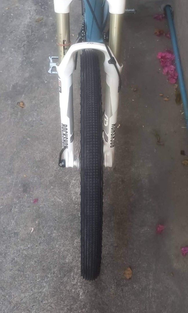 Rocshox Sid RLT 120mm (Category: Bicycles) located in Pasig City. Submitted by dfmartin (Listing ID 1296546413, Image 3). Description: Rockshox Sid RLT 120mm White 27.5 15x100 TA (non-boost) Tapered Pasig loc.