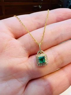 18k hk setting 
au750 natural diamond and emerald
 18inches
 2.4grams