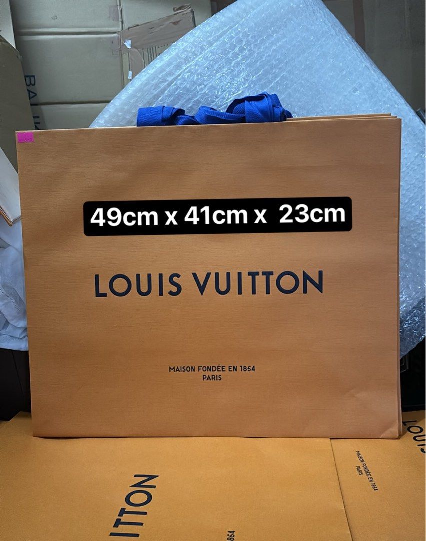 ‼️ Authentic LV Large/XL Paper Bag (Category: Luxury Bags & Wallets) located in Quezon City. Submitted by box.luxebycheng (Listing ID 1300867529, Image 1). Description: Sale LV Large/XL Paper Bag 💯 Original ✅ fits large and bulky bags ✅ 10pcs available ✅ good - very good condition 📌Php 900 each Please remember that you are about to purchase a preloved item. There might be some signs of usage/storage. Refer carefully to the photos provided. Ask 