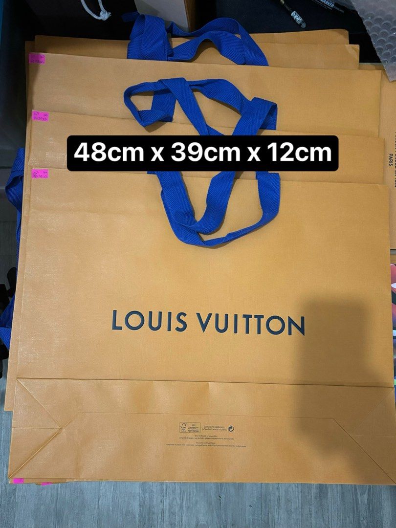‼️ Authentic LV Large/XL paperbag (Category: Luxury Bags & Wallets) located in Quezon City. Submitted by box.luxebycheng (Listing ID 1300868672, Image 1). Description: Sale LV Large Paper Bag 💯 Original ✅ fits large flat bags ✅ 3pcs available ✅ good - very good condition 📌Php 800 each Please remember that you are about to purchase a preloved item. There might be some signs of usage/storage. Refer carefully to the photos provided. Ask for more p