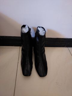 Black boots with nice material