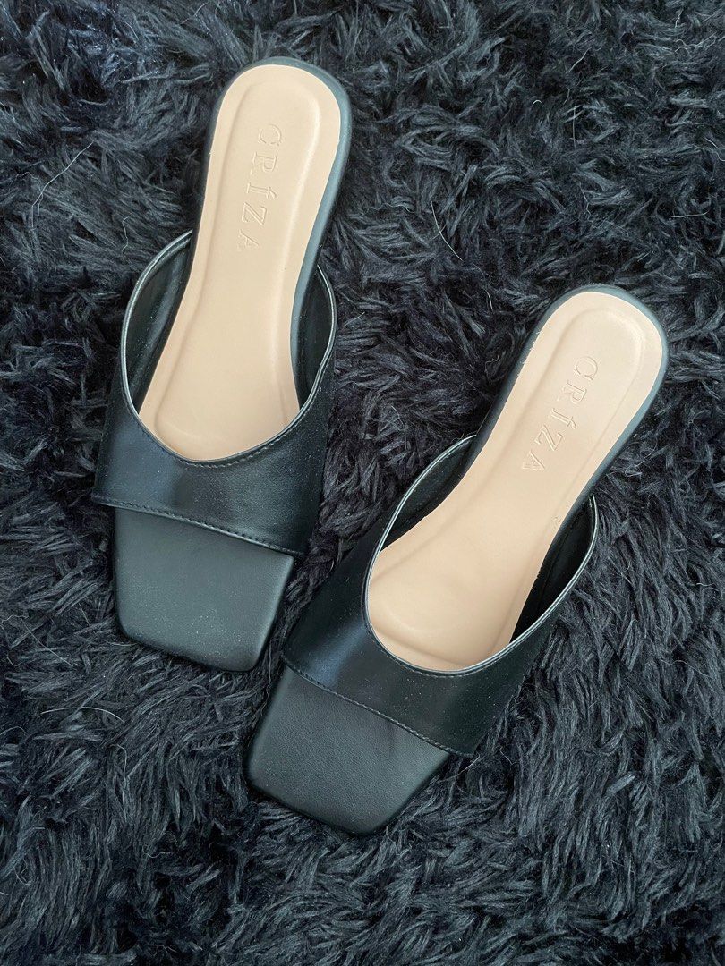 Black Flat Sandals (Category: Flats & Sandals) located in Pasig City. Submitted by paaatch (Listing ID 1300794786, Image 1). Description: Rfs: wrong size Size 7 Color black leather Brand criza.