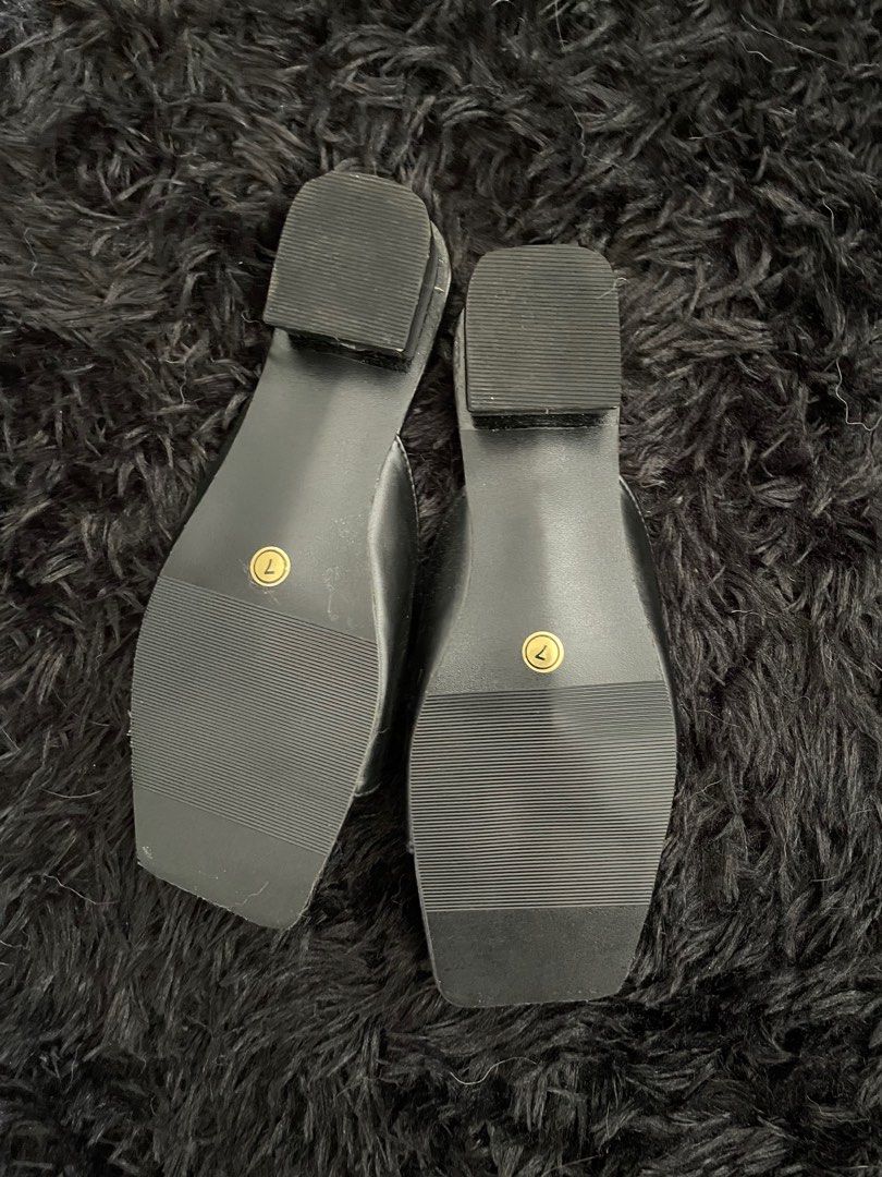 Black Flat Sandals (Category: Flats & Sandals) located in Pasig City. Submitted by paaatch (Listing ID 1300794786, Image 3). Description: Rfs: wrong size Size 7 Color black leather Brand criza.