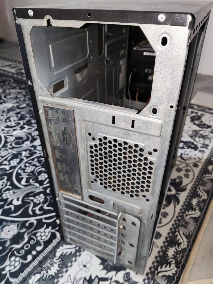 CPU CASE (Category: Desktops) located in Kuala Lumpur. Submitted by mrsyaz1234 (Listing ID 1300809156, Image 3). Description: -Cpu case -Bagian audio dengan microfon tak bole guna . option lain bole guna dekat motherboard punya -USB port tak detect -reason clearance nak pindah rumah.