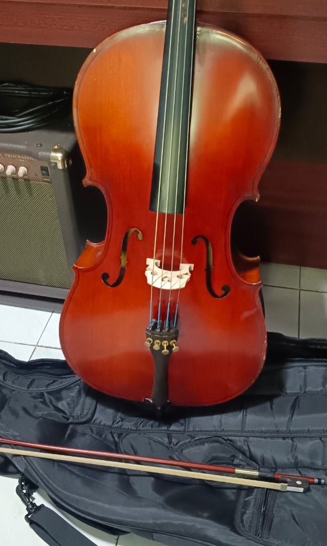 David cello (Category: Musical Instruments) located in Paranaque City. Submitted by yourhonorvoy (Listing ID 1300835501, Image 2). Description: 🤩🤩🤩 David cello 1/2 size 12k only With soft case With dents and scratches 👍With issue👍 Tanggal ang dikit sa dugtungan sa neck and body 👍Payment thru cash, bank transfer or gcash 🚚We do shipping👍via lalamove,speedy, toktok and grab ✈️🚢🚆We also ship nation wide, dipende sa location nyo 💪Payment f