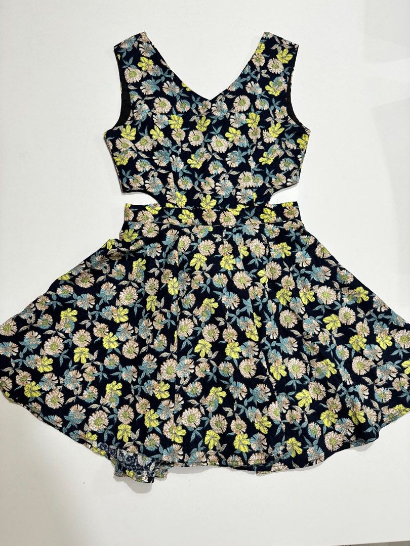 Floral summer mini dress (Category: Dresses) located in Mandaluyong City. Submitted by cattegorri (Listing ID 1300782026, Image 1). Description: Best fit small B32 W26 L33 With Side design (see photo) Back zipper .