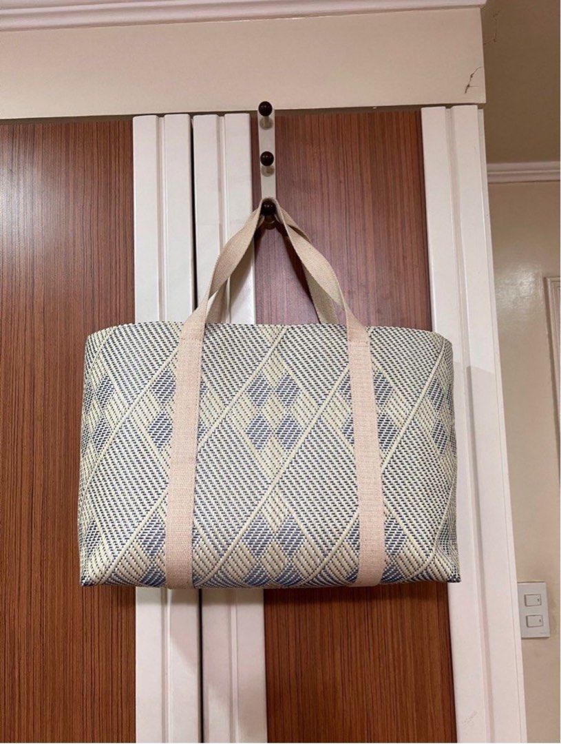 Halo halo Palengke (Category: Shoulder Bags) located in Mandaluyong City. Submitted by elainey_declutter (Listing ID 1300870284, Image 1). Description: Has a small stain inside but the weave is still in good condition RFS: too many bags.