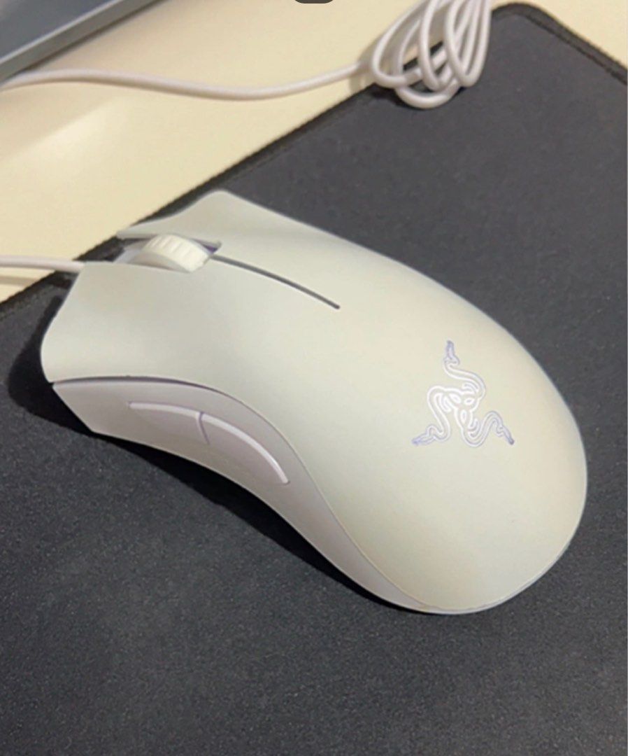 Logitech mouse (Category: Mouse & Mousepads) located in Singapore. Submitted by neigeeurj (Listing ID 1300905850, Image 1). Description: .