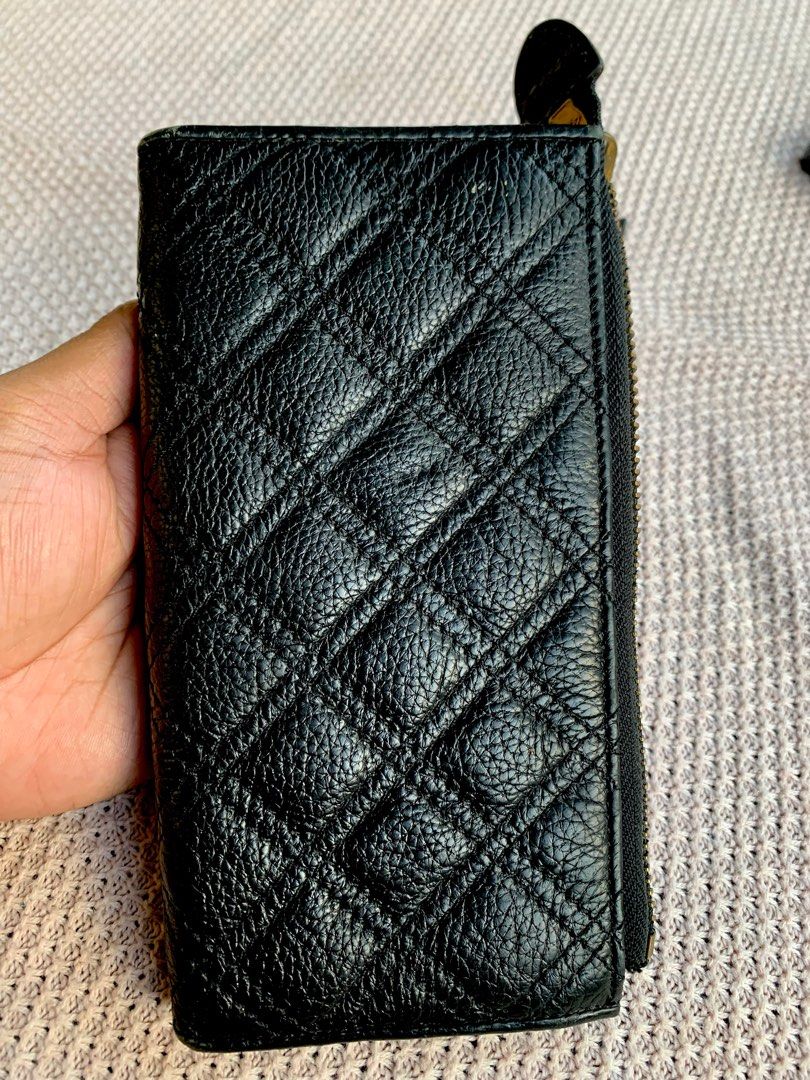 MARC JACOBS laong Wallet (Category: Luxury Bags & Wallets) located in Quezon City. Submitted by WIMC2ndaccount (Listing ID 1300860395, Image 3). Description: 🛑issue nasa last picture upload sira ung zipper! Over all is good condition., kayo nalanv mag pagawa., mahal din po ito. I sell very low price ., 🛑manage your expectation this is second hand item. Vintage item hindi po brandnew ang binibili mo., 🛑bawal na bawal sa maaarte 🛑what you see i