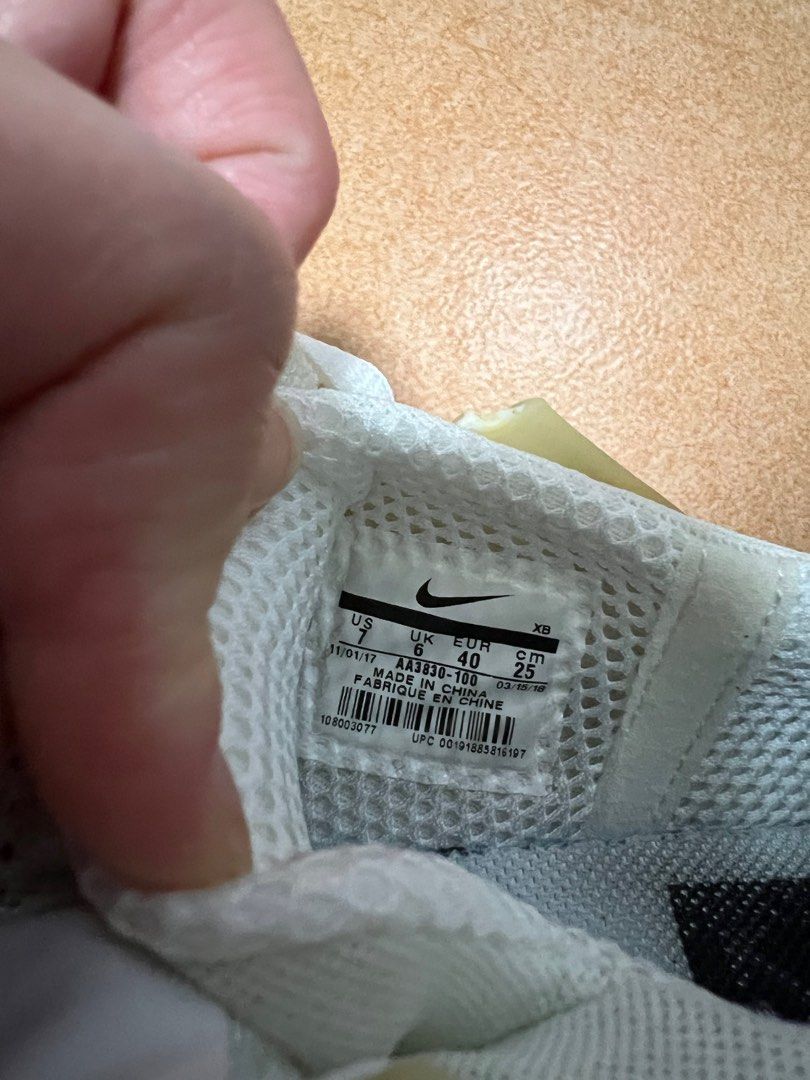 Off white （分類：波鞋）位於 Hong Kong。 由 lululo1708 提交（商品編號 1300876438，圖片 2）。簡介： 一邊鞋帶扣爛，不太影響穿著 請出價。