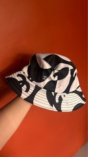 Reversible black & white bucket hat
