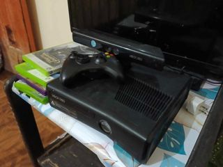 Rush sale XBOX360 with Kinect and games with Wireless controller