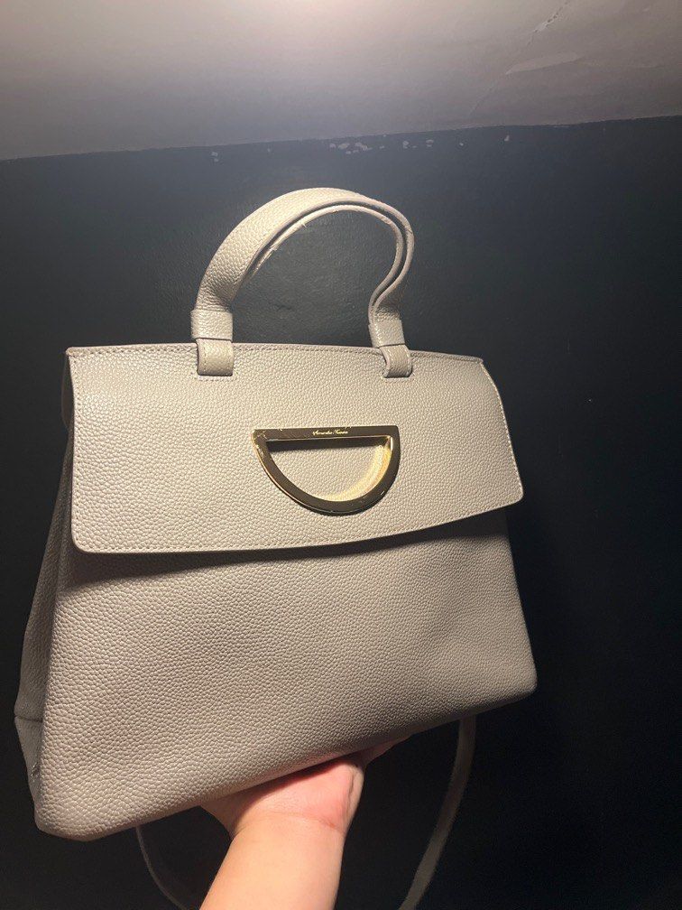 Samantha Thavasa (Category: Luxury Bags & Wallets) located in Plaridel. Submitted by rarefindlux (Listing ID 1300873527, Image 3). Description: Authentic Samantha Thavasa Hardwares are Gold Clean interior almost like new.