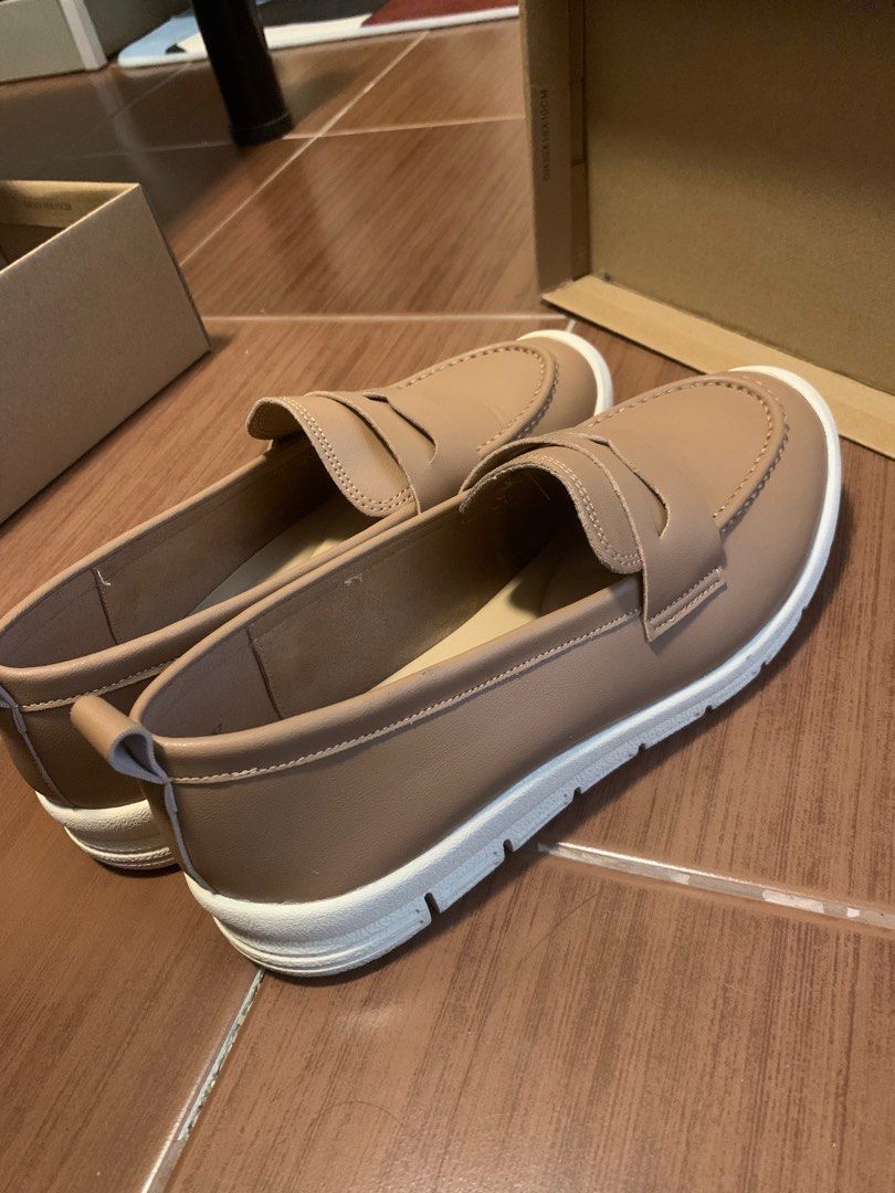 Tan Loafers Size 9 Step One Comfort (Category: Loafers) located in Caloocan City. Submitted by nyankathh (Listing ID 1300824038, Image 1). Description: Step One Comfort Bernadette Loafers Tan color Size 9 (Women’s size) Soft insole Cute design and comfortable to use Used once only for an event requiring office attire Bought for 1450 from Payless (Feb 2024) Selling for 1200 RFS: Rarely used 📍San Joaquin Pasig / can also ship from North Caloocan d
