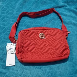 TOMMY HILFIGER RED QUILTED ZIP CAMERA CROSSBODY SLING BAG