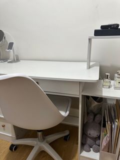 White desk / table with drawers and shelf shelves